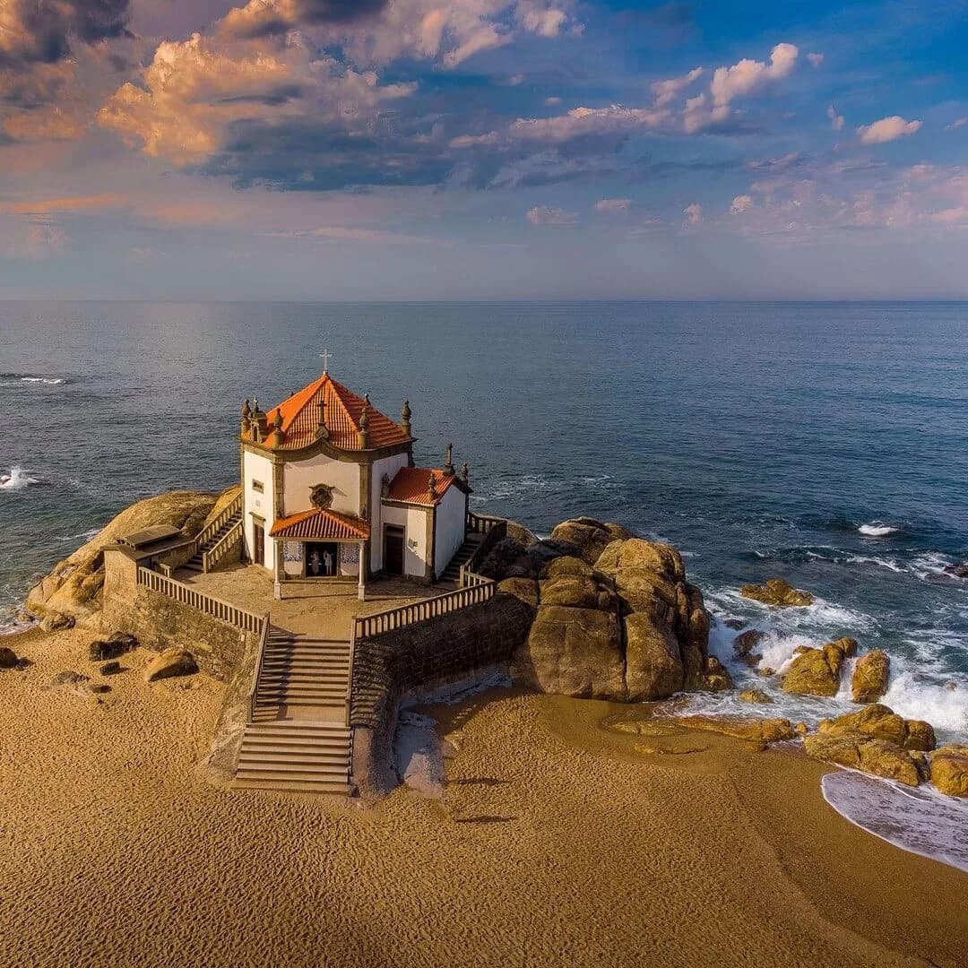 Cyclists along southern beaches